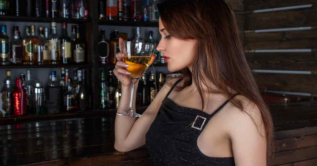 donna che beve il cocktail